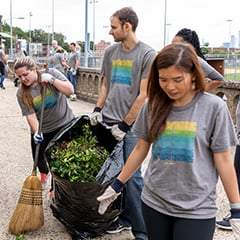 Cropped photo of Verisk volunteers at a homeless shelter