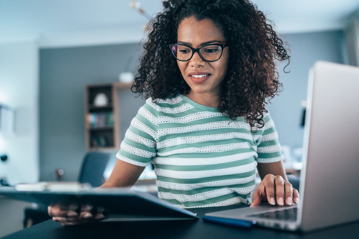 lady on laptop