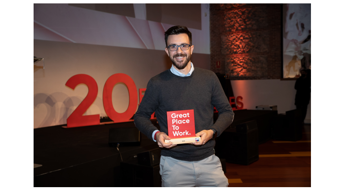Verisk employee accepts Great Place to Work award