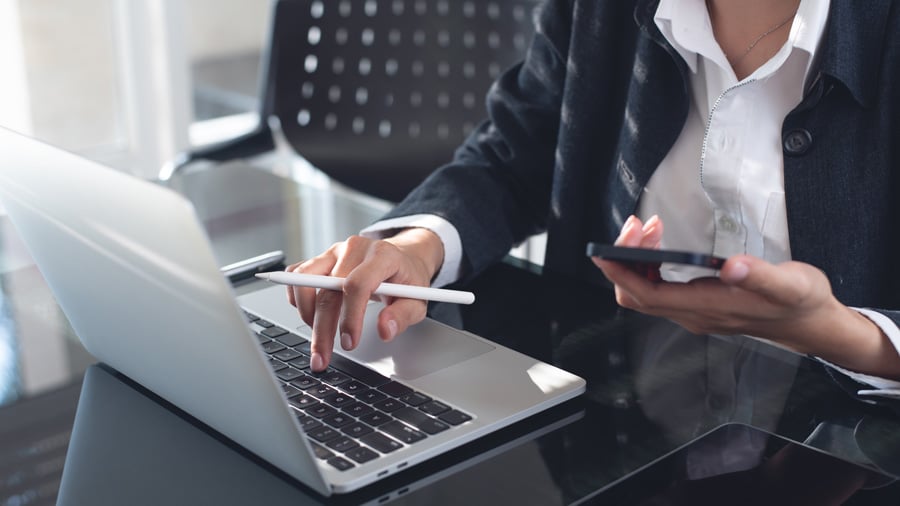 businesswoman-working-at-desk