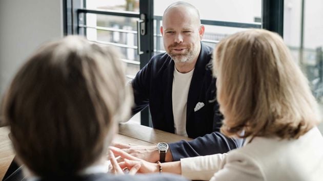 Drei Menschen Diskutieren 