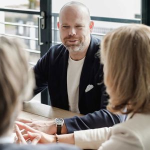Drei Menschen Diskutieren 