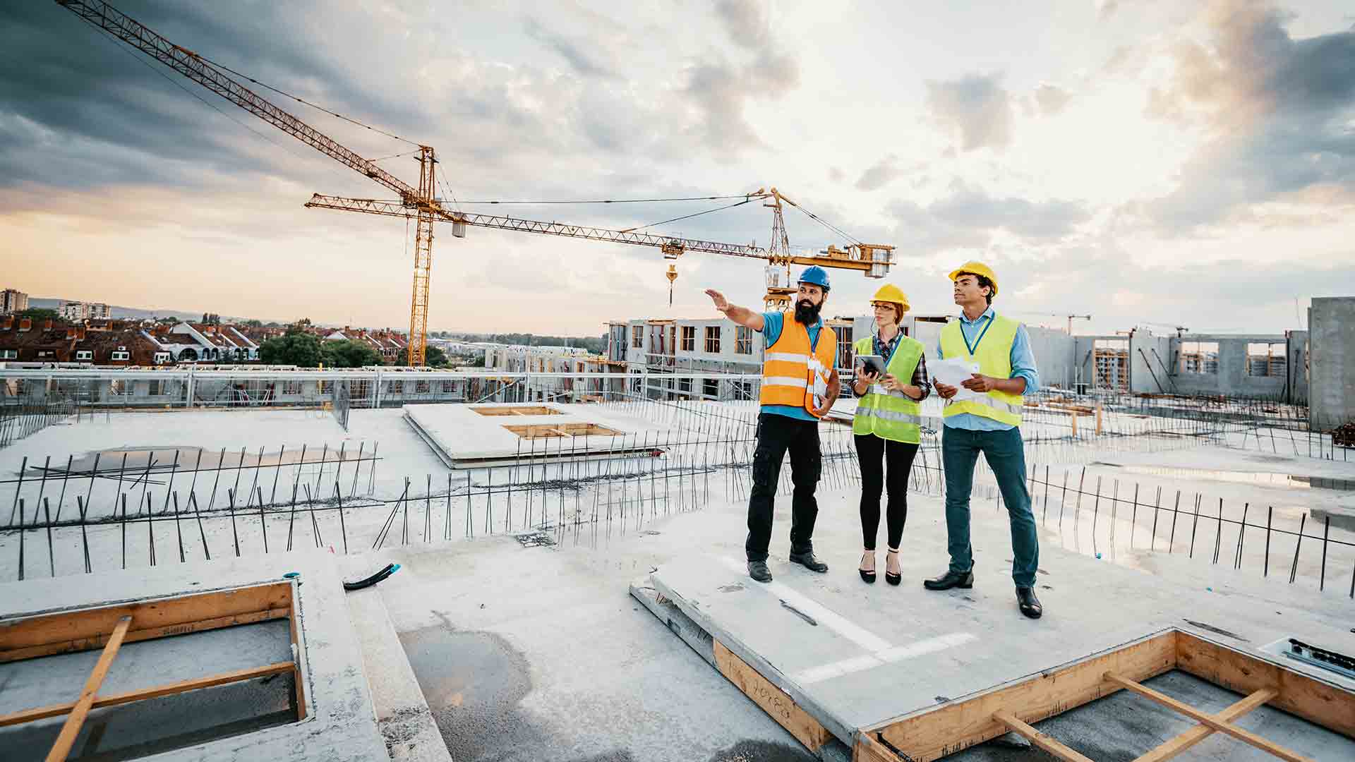contractors-on-jobsite-roof