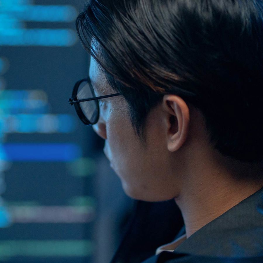 https://www.verisk.com/4a2add/siteassets/media/pdf-teaser-images/whitespace-man-working-on-computers.jpg/_croppings/verisk-document-file-featured-resource.jpg
