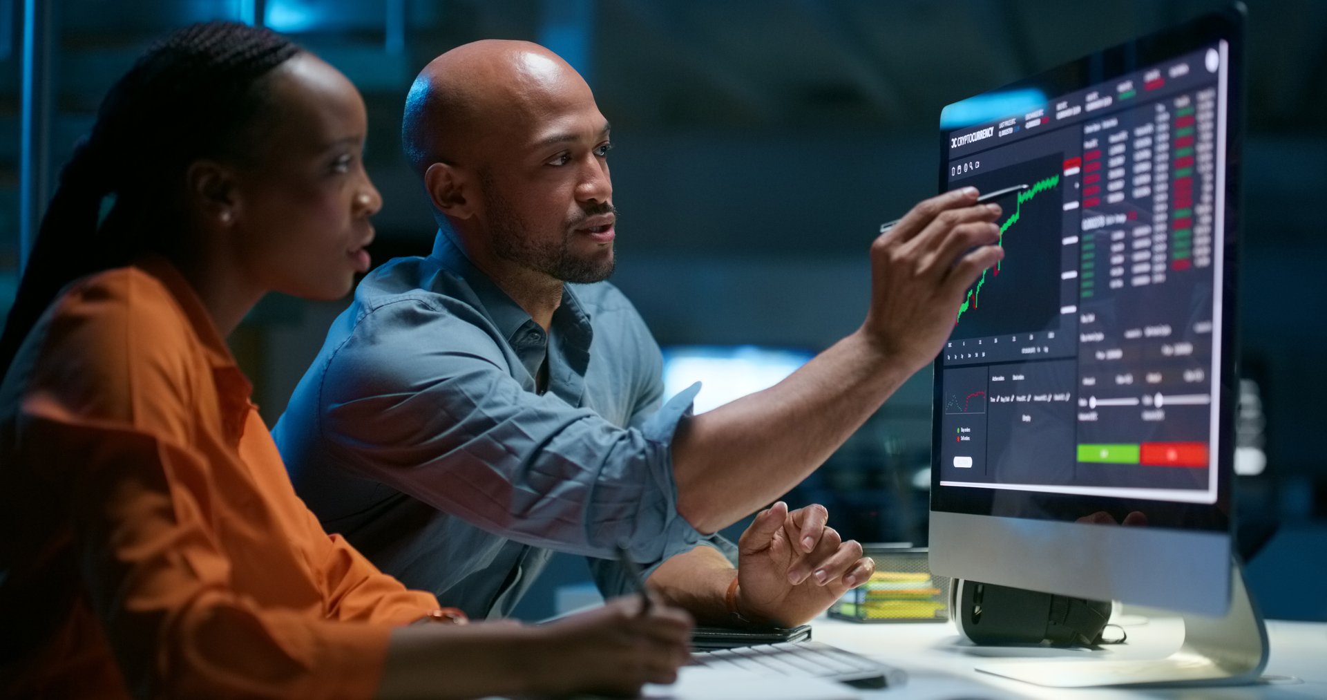 People Analyzing Data 